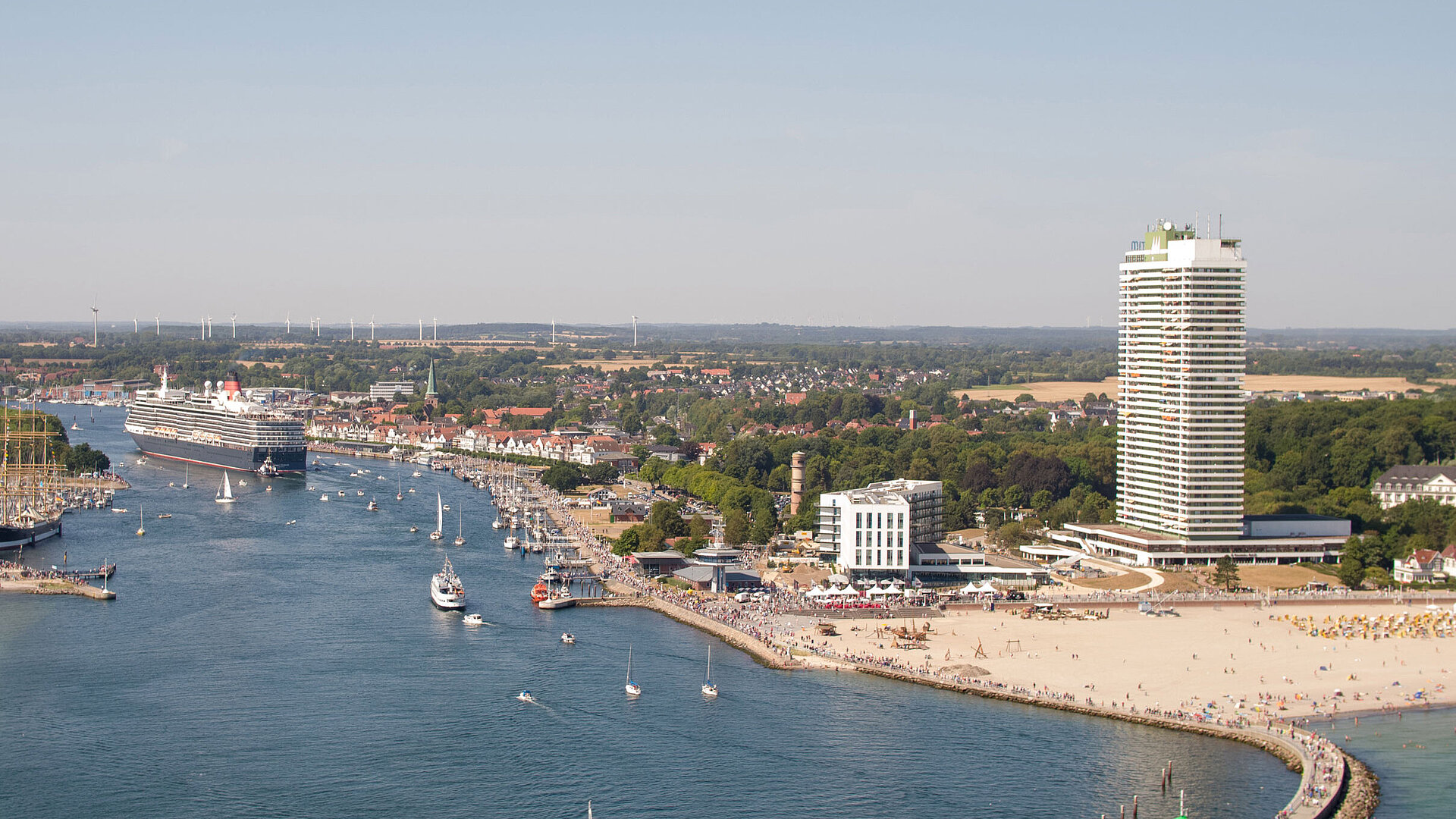 Luftaufnahme von Travemünde mit Kreuzfahrtschiff, Strandpromenade und Maritim Hotel an der Ostsee