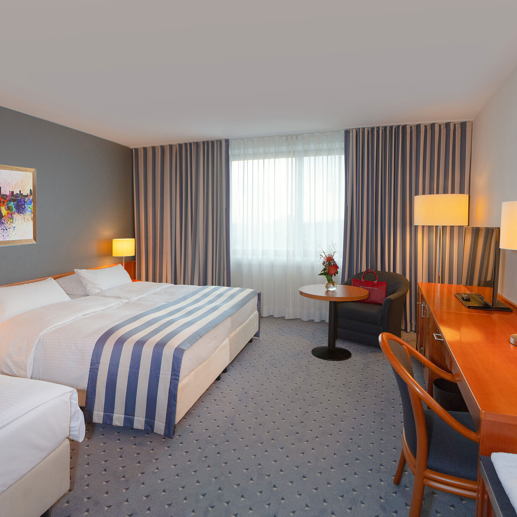 Classic Familienzimmer Familienzimmer im Maritim Hotel Ulm mit gemütlicher Sitzecke und warmen Farbtönen.