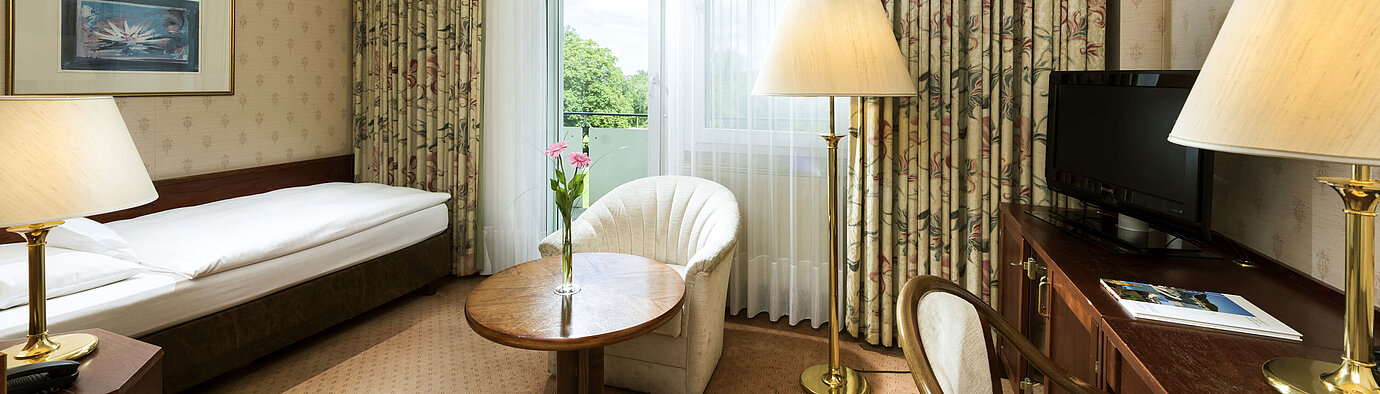 Einzelzimmer mit Balkonblick ins Grüne im Maritim Hotel Bad Wildungen