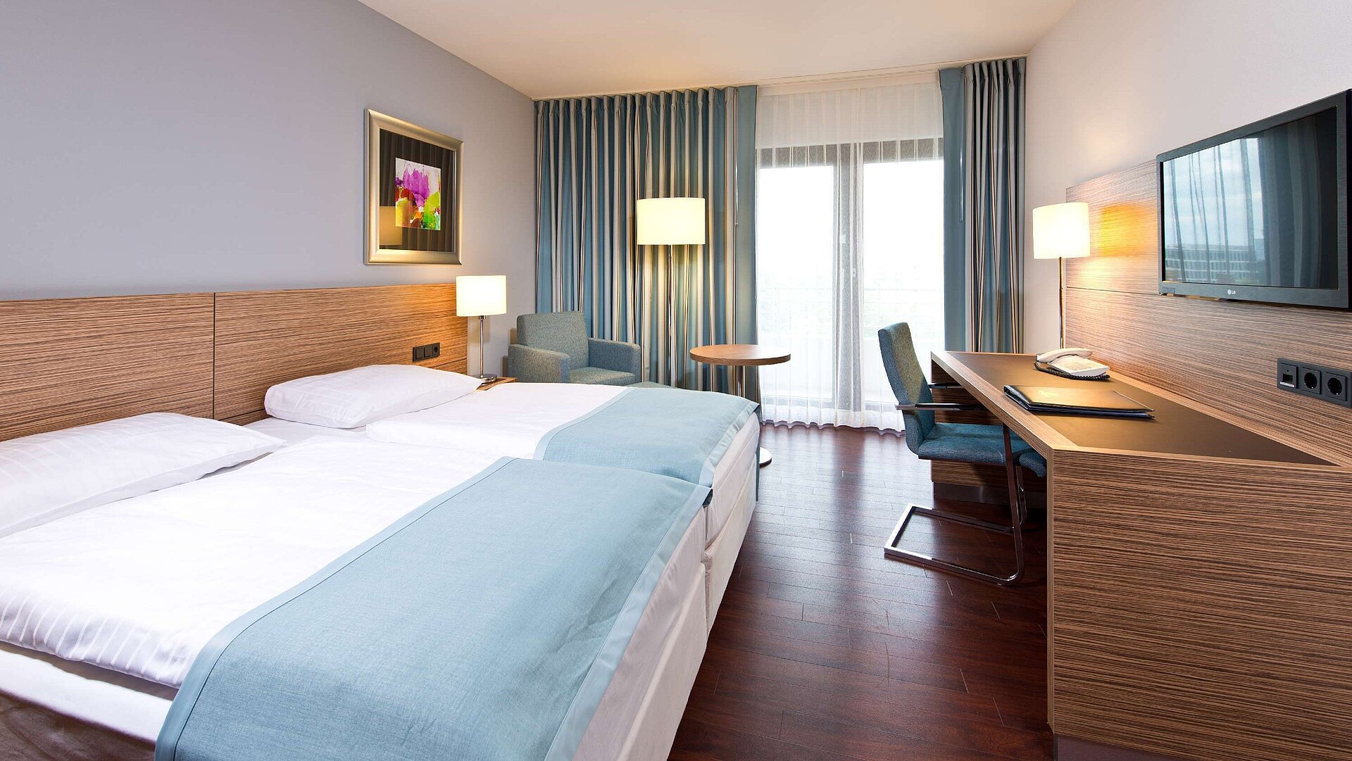 Allergikerfreundliches Zimmer im Maritim Hotel Darmstadt mit Doppelbett, Schreibtisch, Holzboden und moderner Einrichtung.