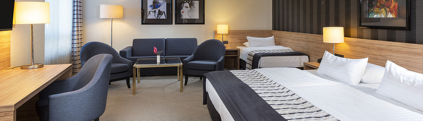 Komfortables Familienzimmer mit stilvollem Design und gemütlicher Sitzecke im Maritim Hotel Königswinter.