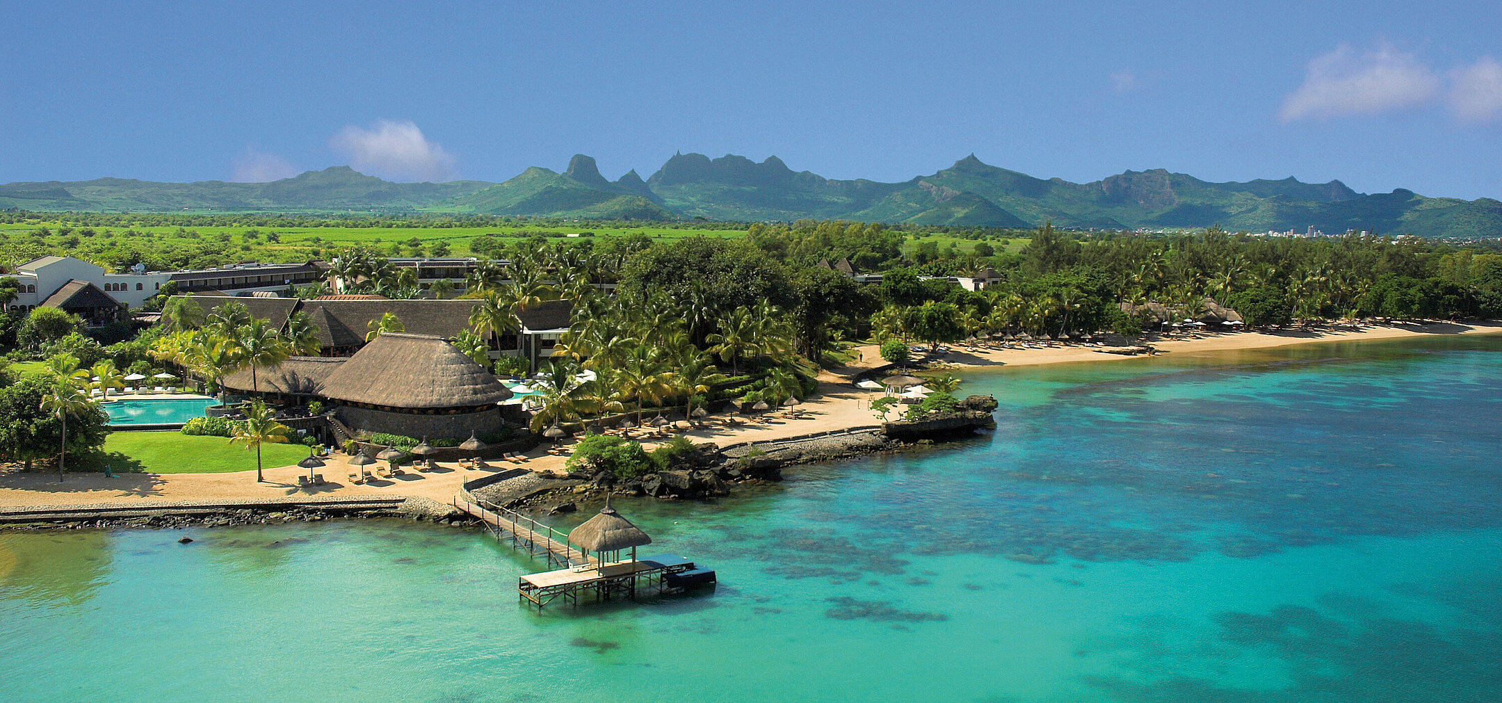 Luftaufnahme des Maritim Hotel Mauritius mit Strand, Lagune und tropischer Landschaft
