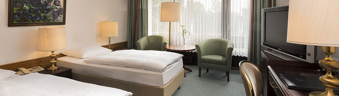 Classic Zimmer  Doppelzimmer mit zwei Betten, Sesseln, Schreibtisch und Balkon im Maritim Hotel Bad Salzuflen