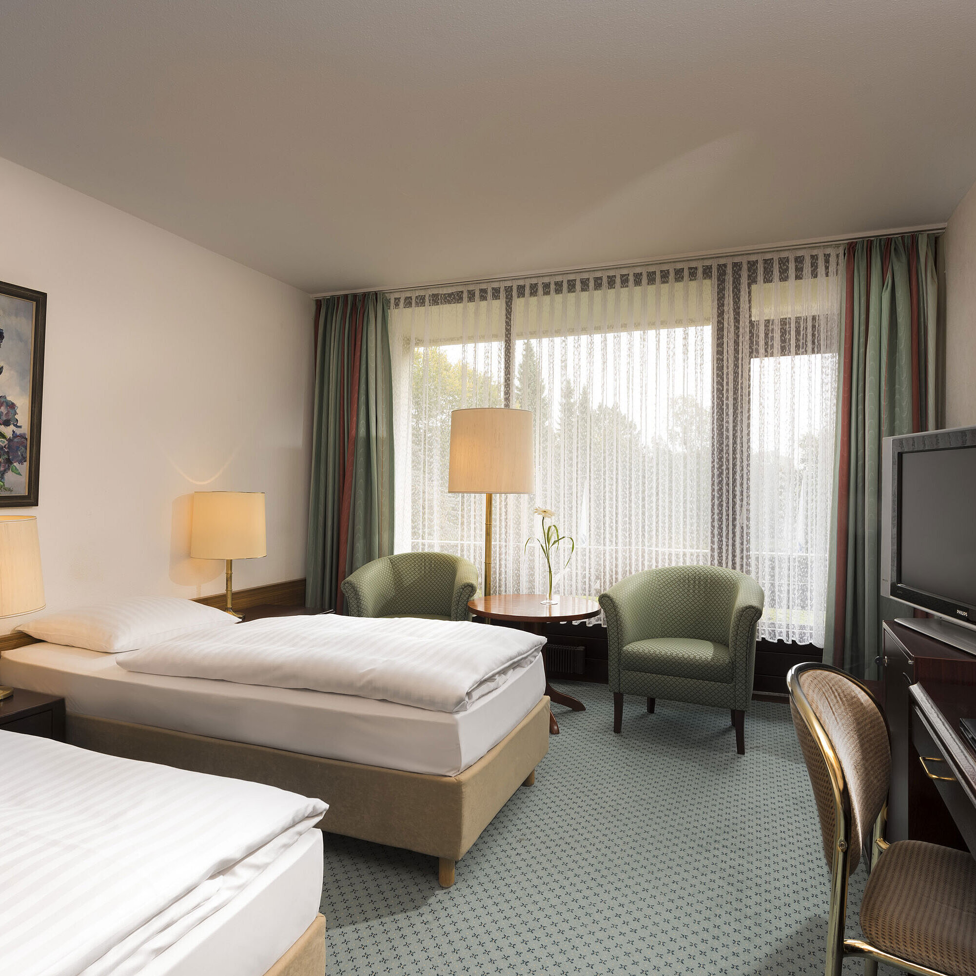 Classic Zimmer Doppelzimmer mit zwei Betten, Sesseln, Schreibtisch und Balkon im Maritim Hotel Bad Salzuflen