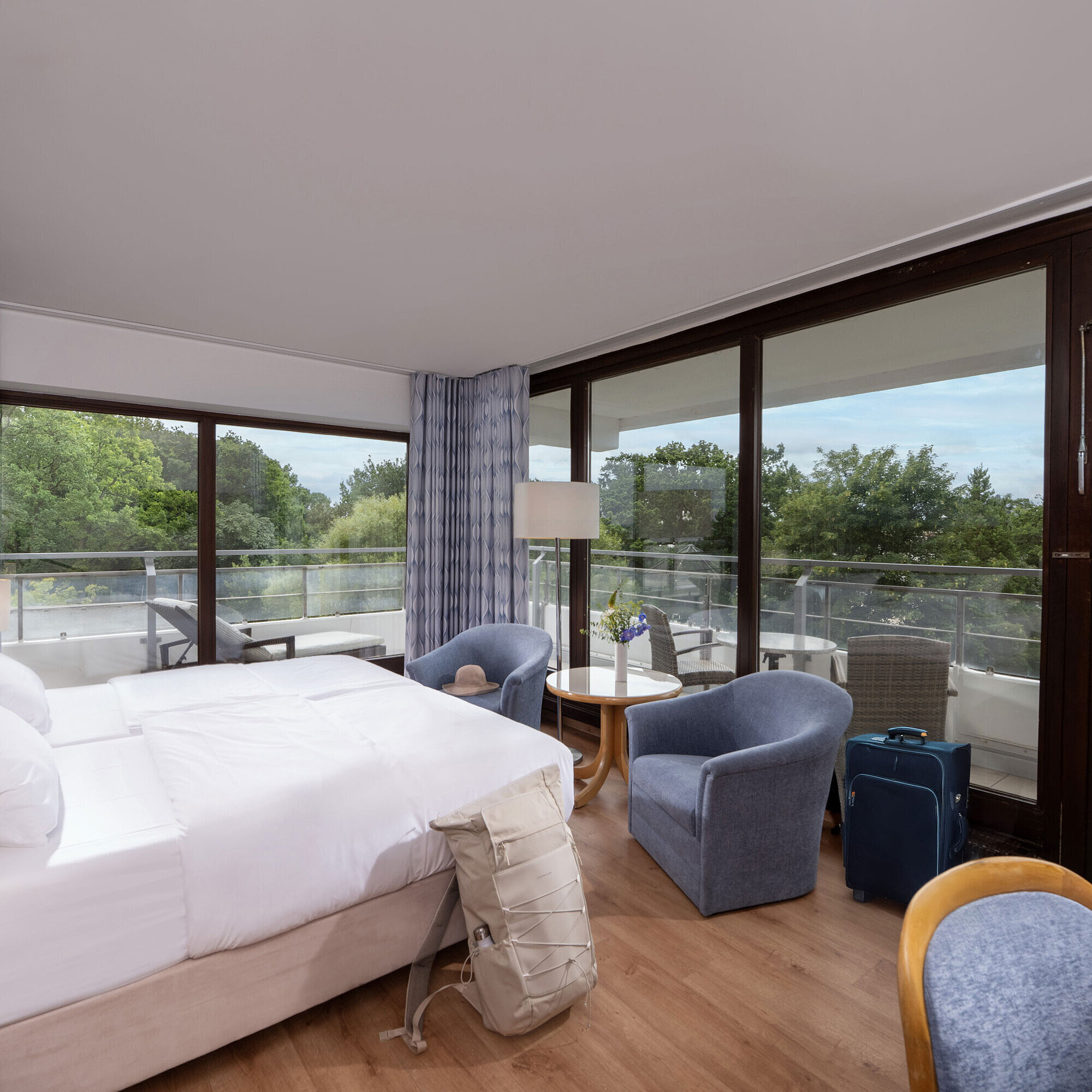 SuperiorPlus Zimmer Modernes Doppelzimmer im Maritim Seehotel Timmendorfer Strand mit Balkon und Blick ins Grüne