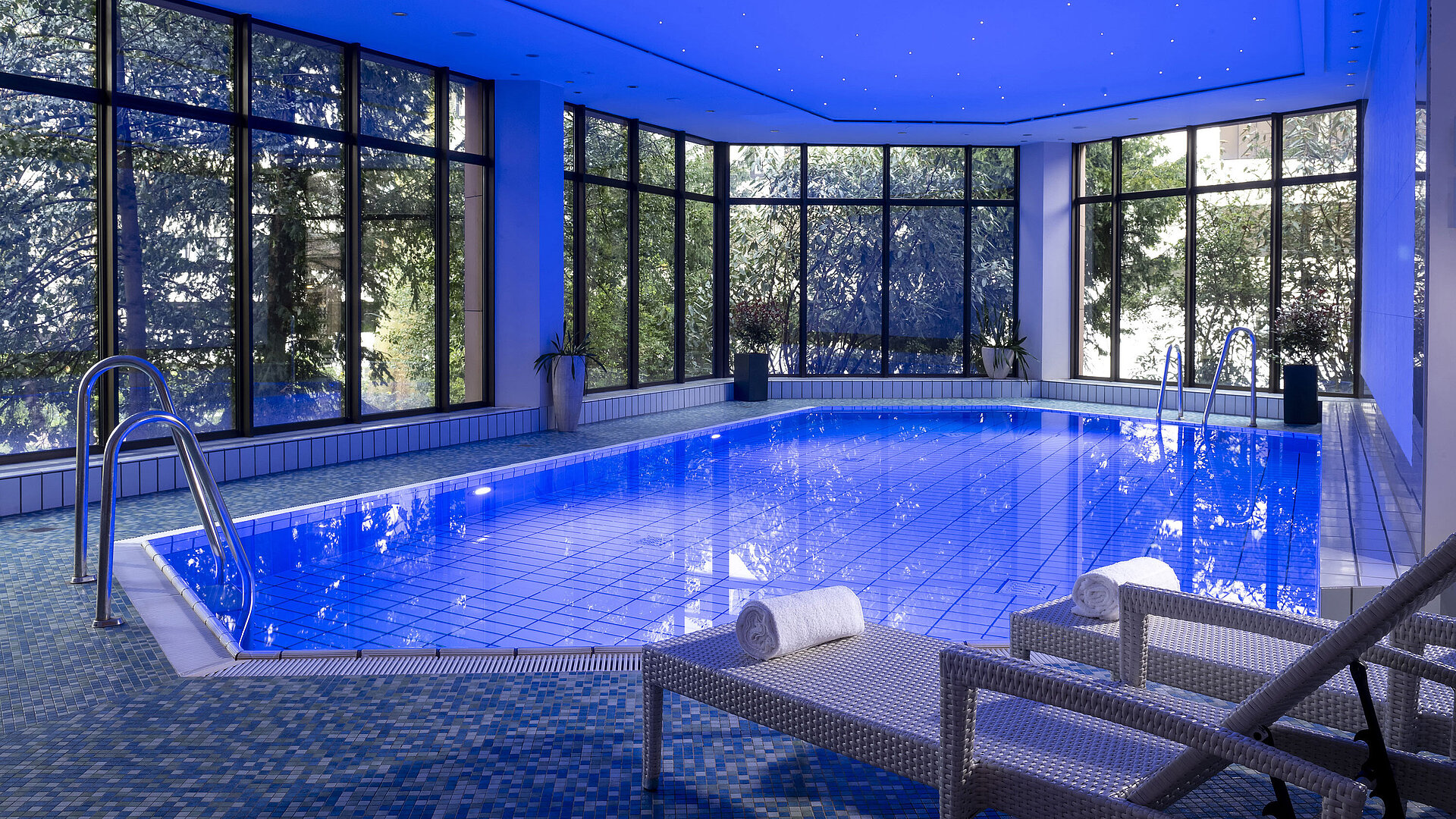 Schwimmbad Der stilvolle Innenpool des Maritim Hotel Bad Homburg lädt mit angenehmer Beleuchtung und bequemen Liegen zum Entspannen ein.