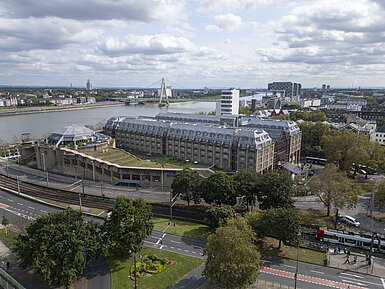 Luftaufnahme des Maritim Hotels Köln, mit Blick auf den Rhein, die Severinsbrücke und umliegende Gebäude.
