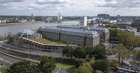 Außenansicht Luftaufnahme des Maritim Hotels Köln, mit Blick auf den Rhein, die Severinsbrücke und umliegende Gebäude.