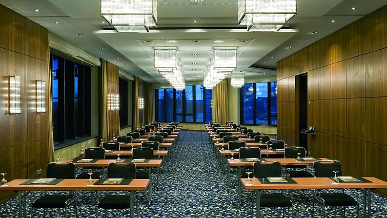 Moderner Konferenzraum im Maritim Hotel Düsseldorf mit Reihenbestuhlung und eleganter Beleuchtung für Tagungen und Seminare.