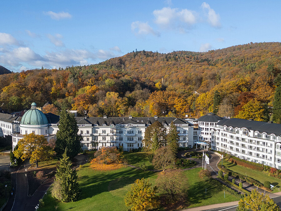Hotel im Grünen Außenansicht des Maritim Hotel Bad Wildungen, umgeben von Park, Bäumen und herbstlichem Waldpanorama.