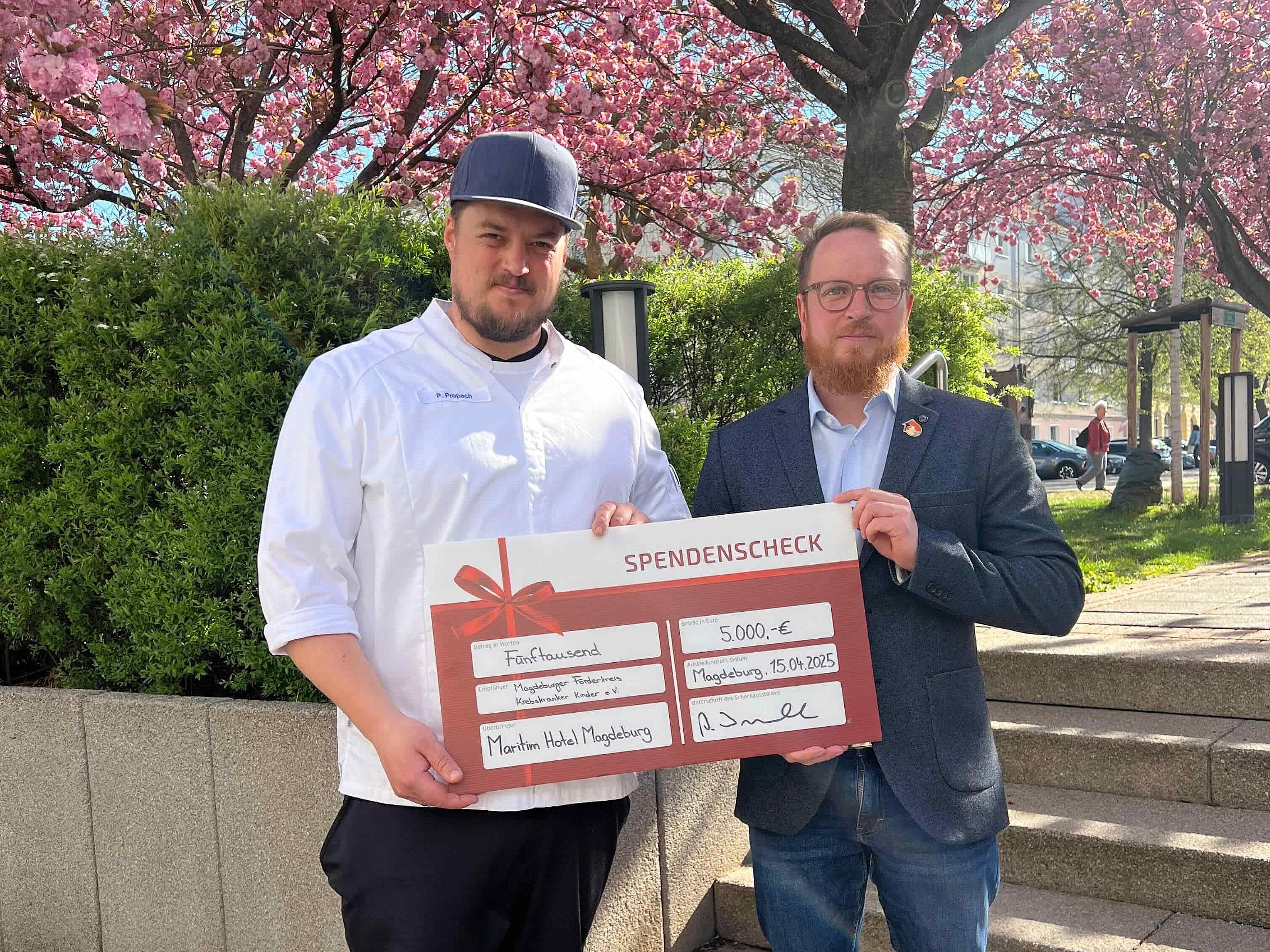 Spendenübergabe des Maritim Hotel Magdeburg an sozialen Verein im Frühling.