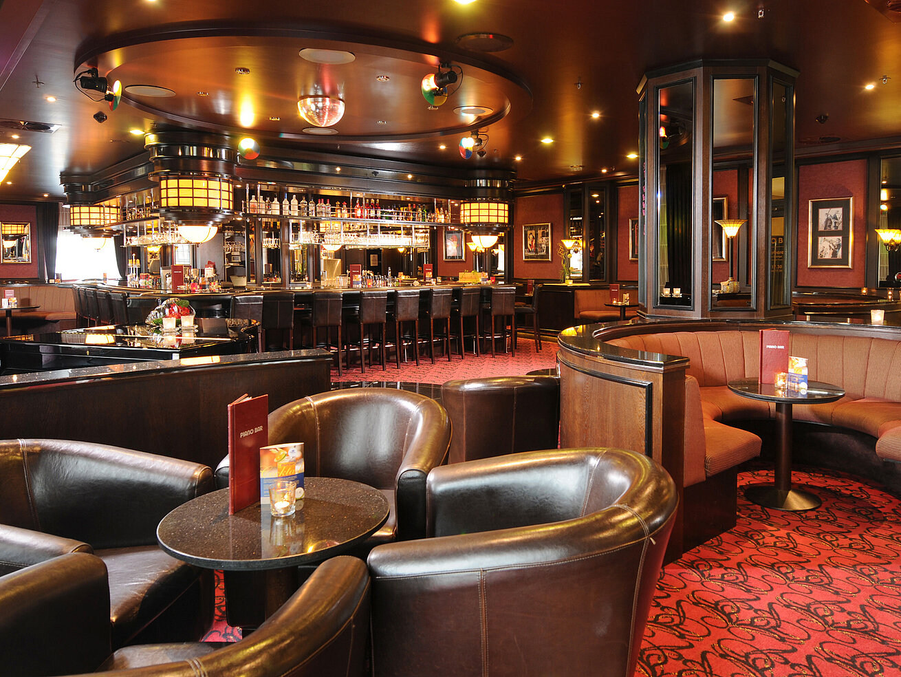 Hotelbar Elegante Bar im Maritim Hotel Dresden mit Ledersesseln, Theke und stilvoller Atmosphäre.