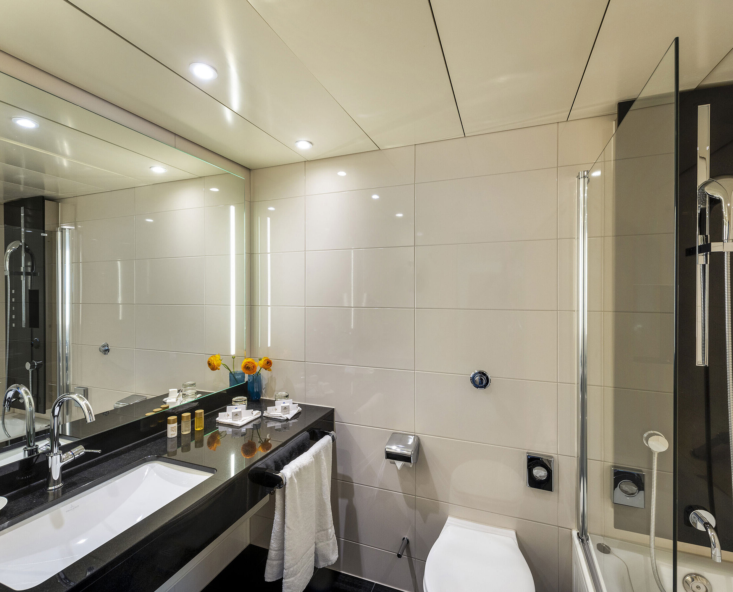 Bad mit Badewanne Modernes Badezimmer mit Badewanne, großem Spiegel, eleganter Armatur und hochwertigen Annehmlichkeiten im Maritim Hotel Ulm.