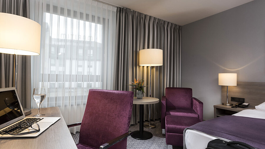 Stilvolles Einzelzimmer im Maritim Hotel Königswinter mit Schreibtisch, Sessel und modernem Design.