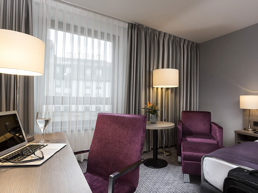 Stilvolles Einzelzimmer im Maritim Hotel Königswinter mit Schreibtisch, Sessel und modernem Design.
