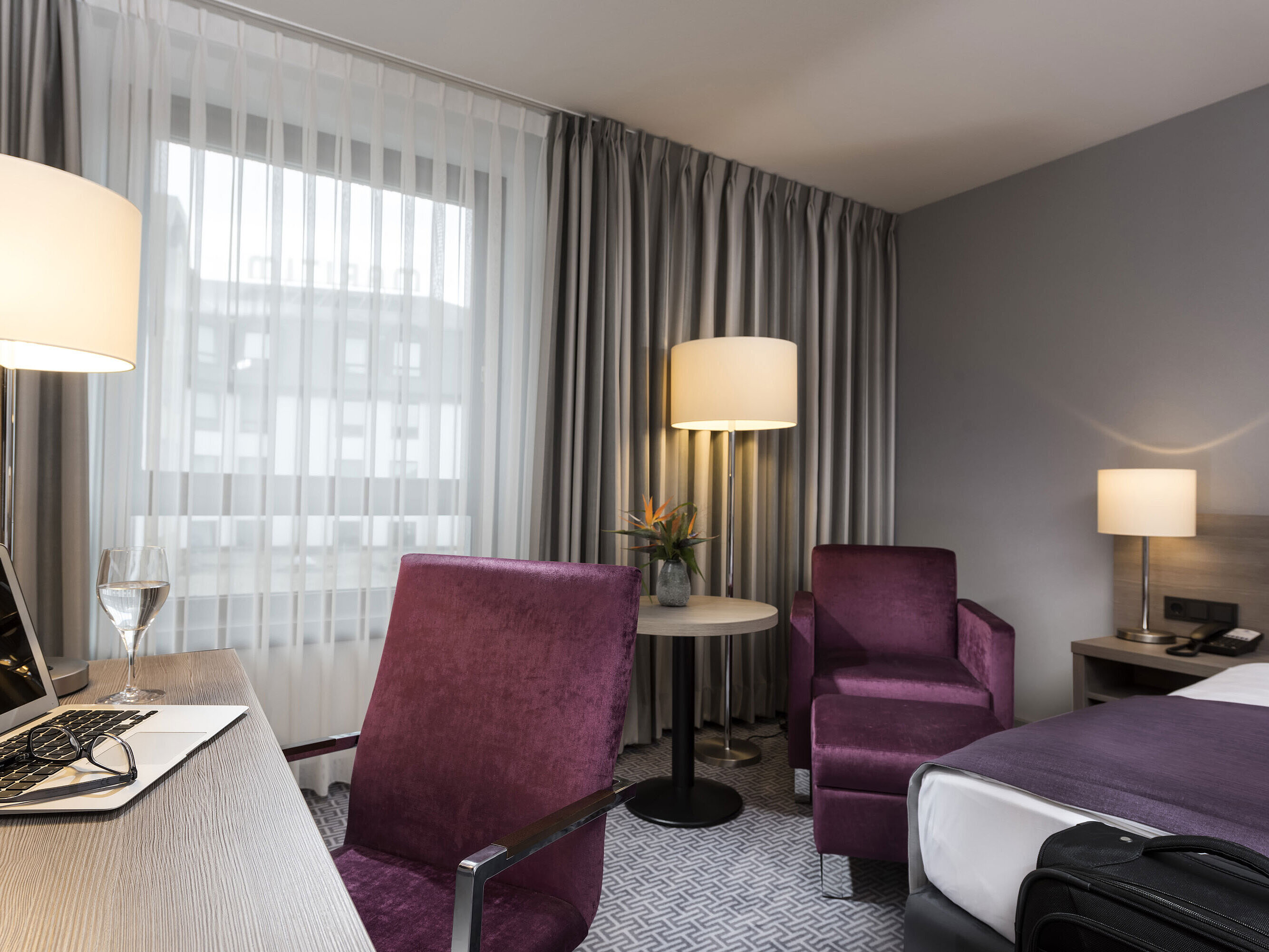 Stilvolles Einzelzimmer im Maritim Hotel Königswinter mit Schreibtisch, Sessel und modernem Design.