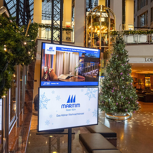 Festlich geschmückte Lobby im Maritim Hotel Köln mit Weihnachtsbaum und Dekoration