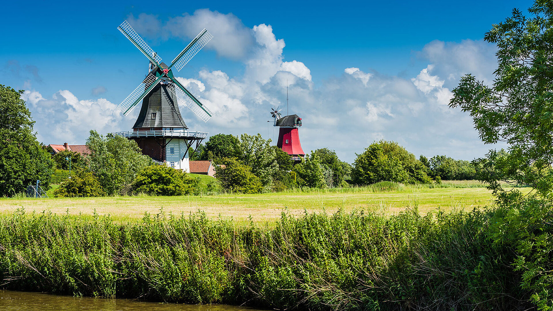 © majonit - AdobeStock.com Greetsieler Zwillingsmühlen in Ostfriesland