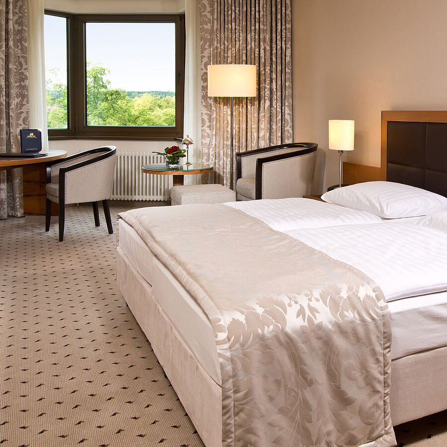 Komfortables Hotelzimmer im Maritim Hotel Bad Homburg mit modernem Design und Blick ins Grüne.