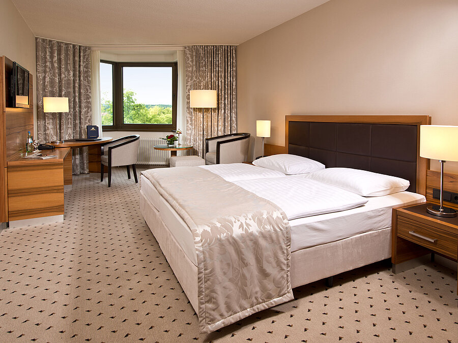 Superior Zimmer Komfortables Hotelzimmer im Maritim Hotel Bad Homburg mit modernem Design und Blick ins Grüne.