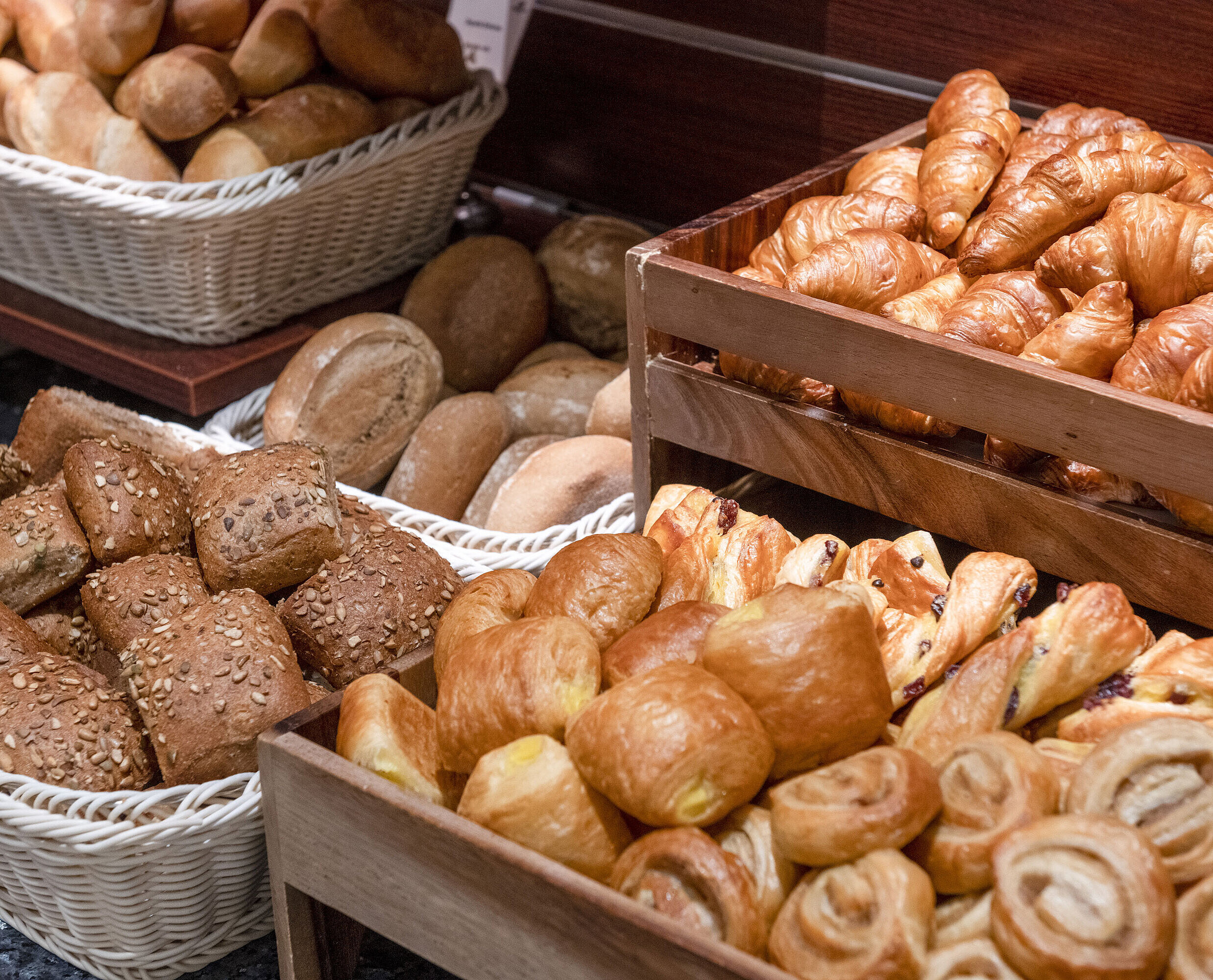Frisches Gebäck und verschiedene Brötchen am Frühstücksbuffet des Maritim proArte Hotel Berlin.