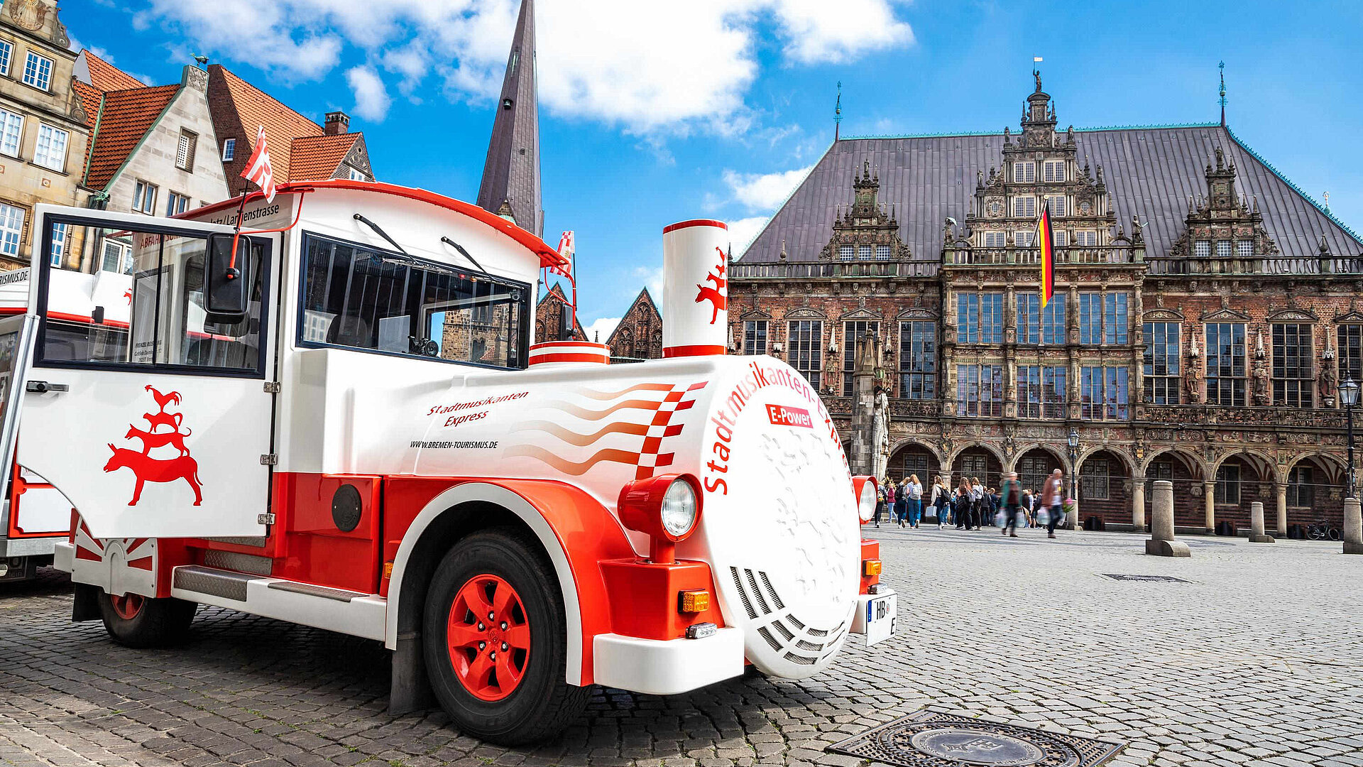 Stadtmusikantenexpress © WFB - Carina Tank Roter Touristenbus "Stadtmusikanten Express" vor dem historischen Rathaus in Bremen