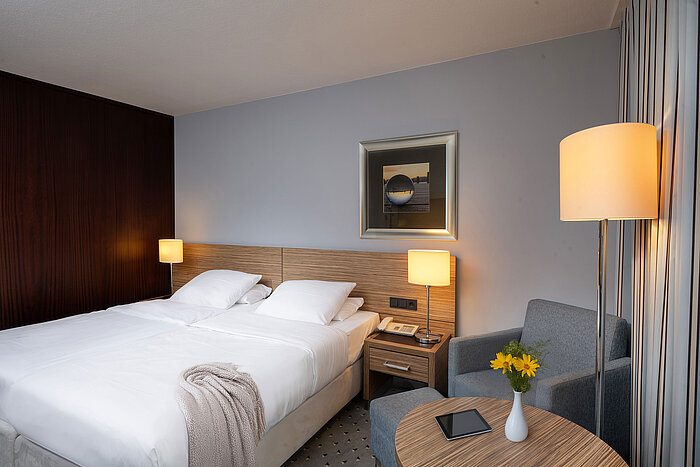 Gemütliche Sitzecke und komfortables Bett im Comfort Zimmer des Maritim Hotel Darmstadt