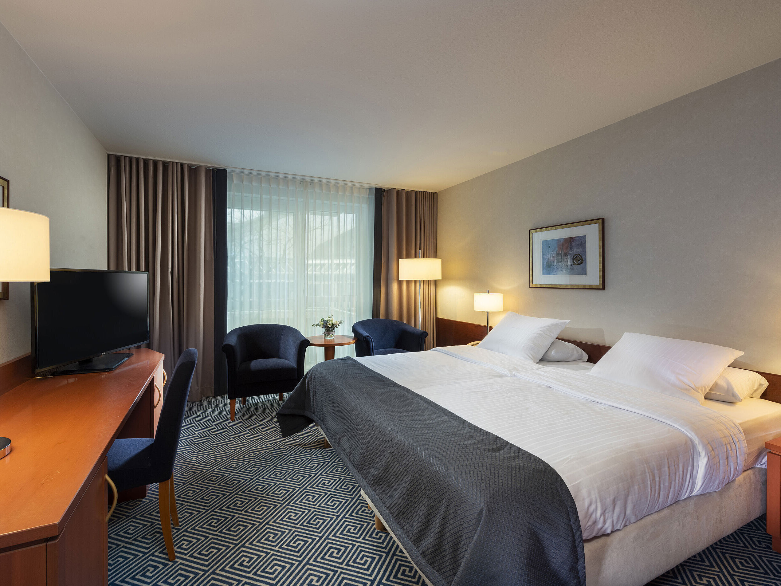 Zeitloses Doppelzimmer im Maritim Hotel Würzburg mit großem Bett und freundlicher Atmosphäre