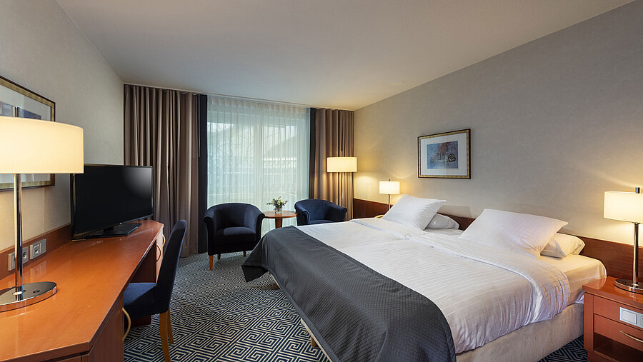 Zeitloses Doppelzimmer im Maritim Hotel Würzburg mit großem Bett und freundlicher Atmosphäre