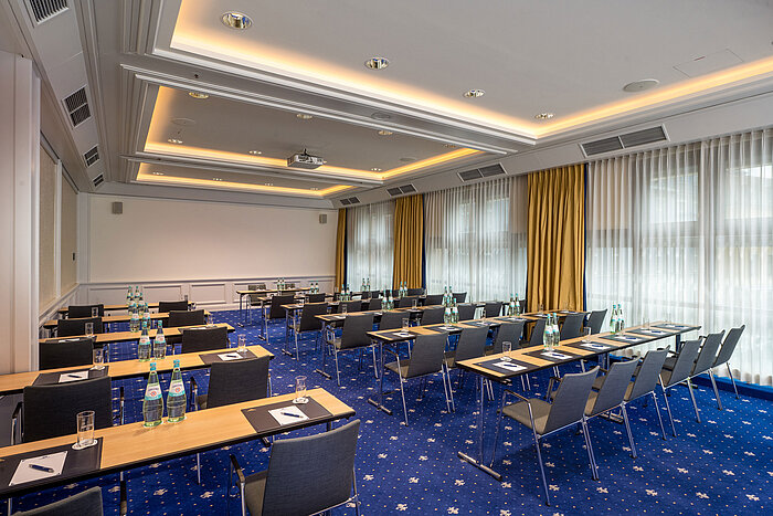 Salon Beatrix im Maritim Hotel Würzburg mit parlamentarischer Bestuhlung für Tagungen und Seminare