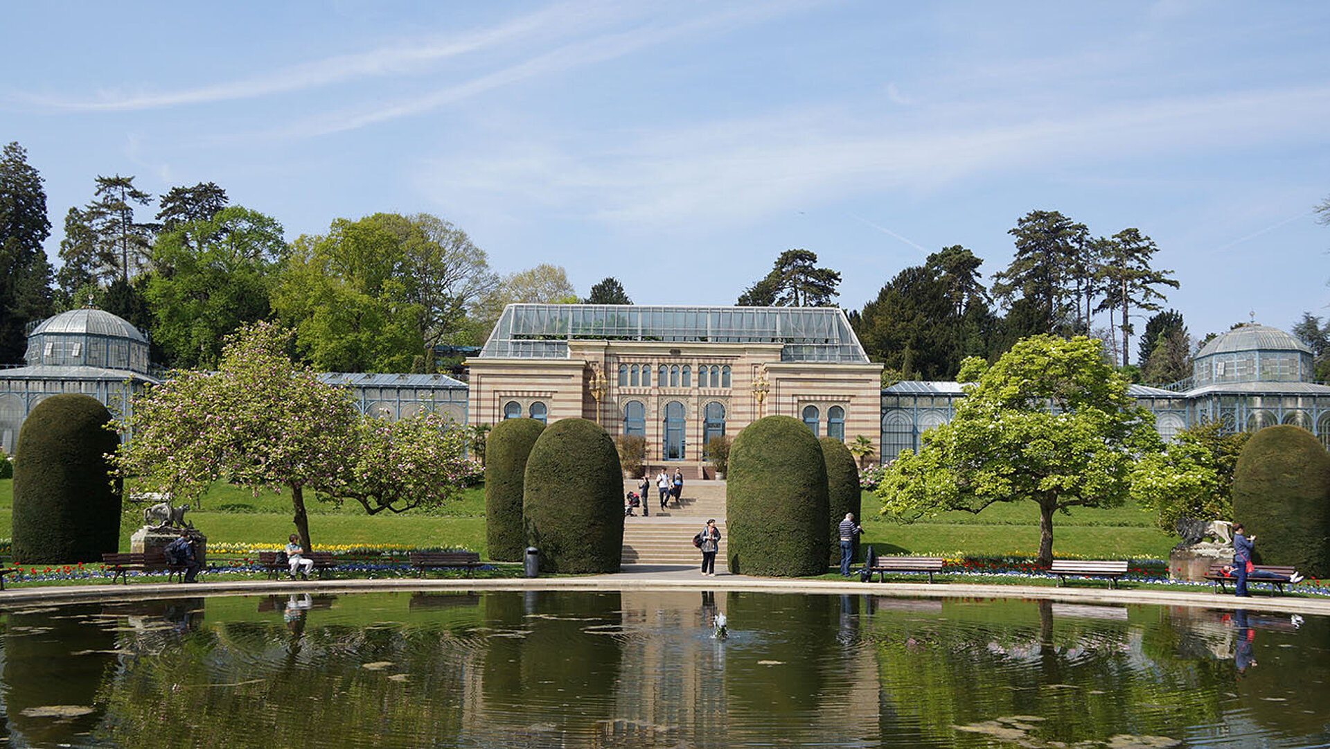Wilhelma in Stuttgart mit historischer Gartenanlage, Wasserbecken und üppiger Bepflanzung