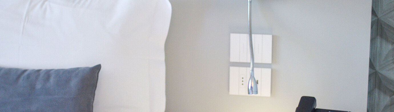 Standard Zimmer Detailaufnahme eines Nachttischs im Maritim Resort Calabria mit Telefon und LED-Leselicht