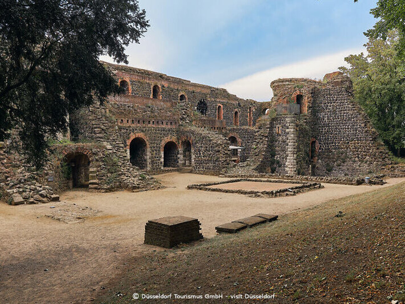 Kaiserswerth © visit Düsseldorf Historische Burgruine aus Naturstein mit Innenhof und Bäumen in sonniger Landschaft