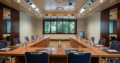 Salon Siebengebirge Moderner Tagungsraum im Maritim Hotel Köln mit Tageslicht und Konferenzbestuhlung
