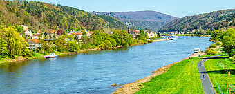 Elbe bei Dresden mit grünen Ufern, sanften Hügeln und weiter Landschaft unter blauem Himmel.