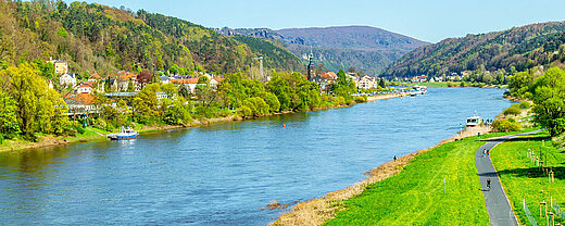 Elbe bei Dresden mit grünen Ufern, sanften Hügeln und weiter Landschaft unter blauem Himmel.