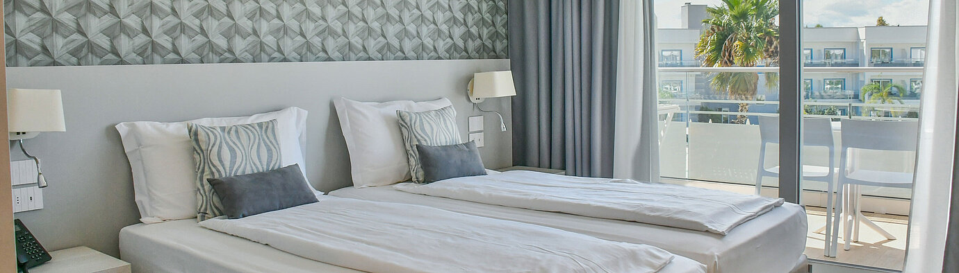 Standard Zimmer Poolblick Doppelzimmer im Maritim Resort Calabria mit Balkon und Ausblick auf Palmen und Resortanlage