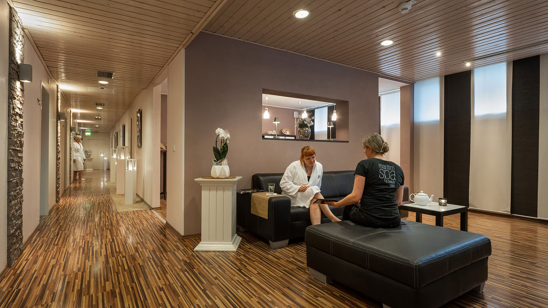 Empfangsbereich im Spa eines Maritim Hotels mit Beratungsgespräch im Wellnessbereich.