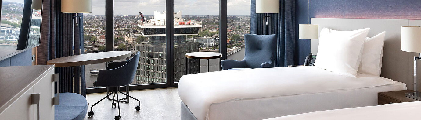 Modernes Doppelzimmer im Maritim Hotel Amsterdam mit Blick über die Stadt und den Fluss