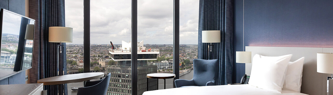 Modernes Doppelzimmer im Maritim Hotel Amsterdam mit Blick über die Stadt und den Fluss