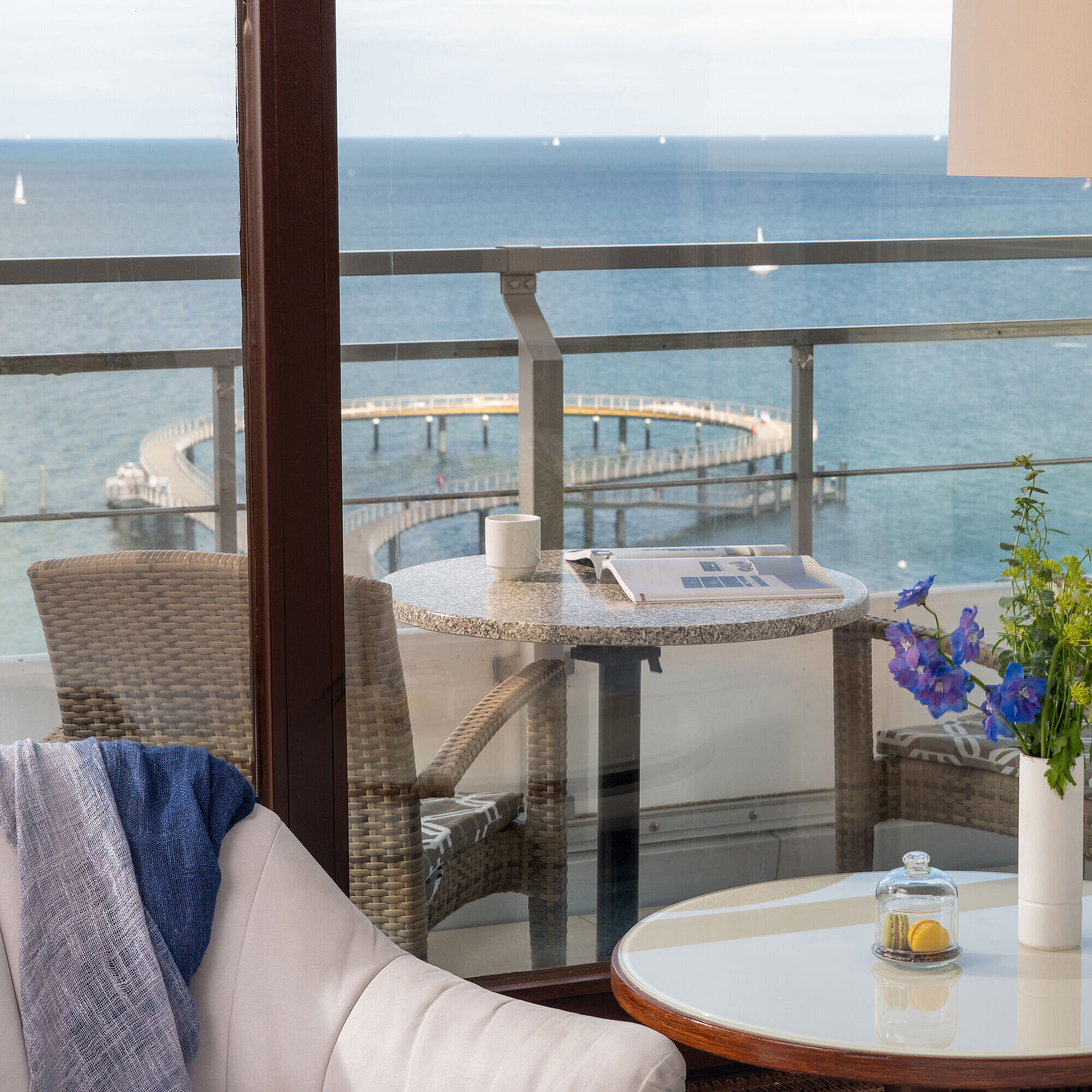 SuperiorPlus Zimmer Gemütlicher Sitzbereich im Maritim Seehotel Timmendorfer Strand mit Blick auf Seebrücke und Ostsee