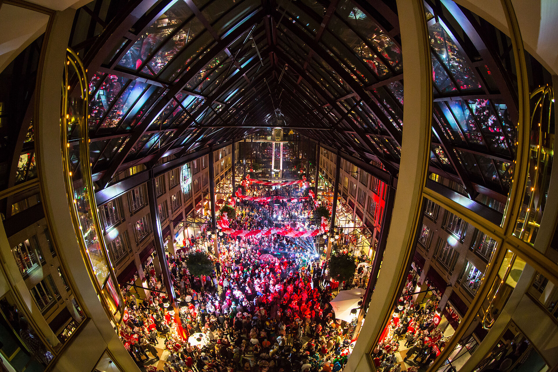 Karneval in Hotellobby Karneval im Maritim Hotel Köln, große Menschenmenge in der festlich dekorierten Lobby mit bunten Lichtern und Kostümen.