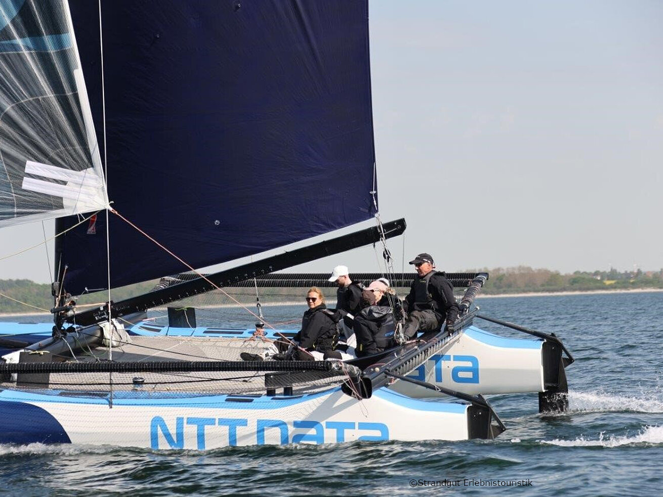 Highspeed Segeln Team segelt schnell auf einem modernen Katamaran