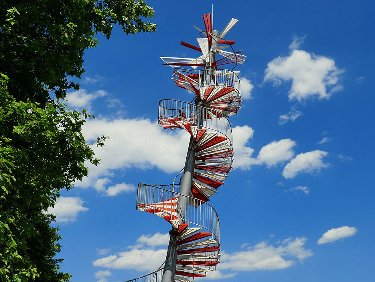 Berblinger Turm Ulm mit spiralförmiger Treppe und Aussichtsplattform vor blauem Himmel – moderner Aussichtsturm in Baden-Württemberg
