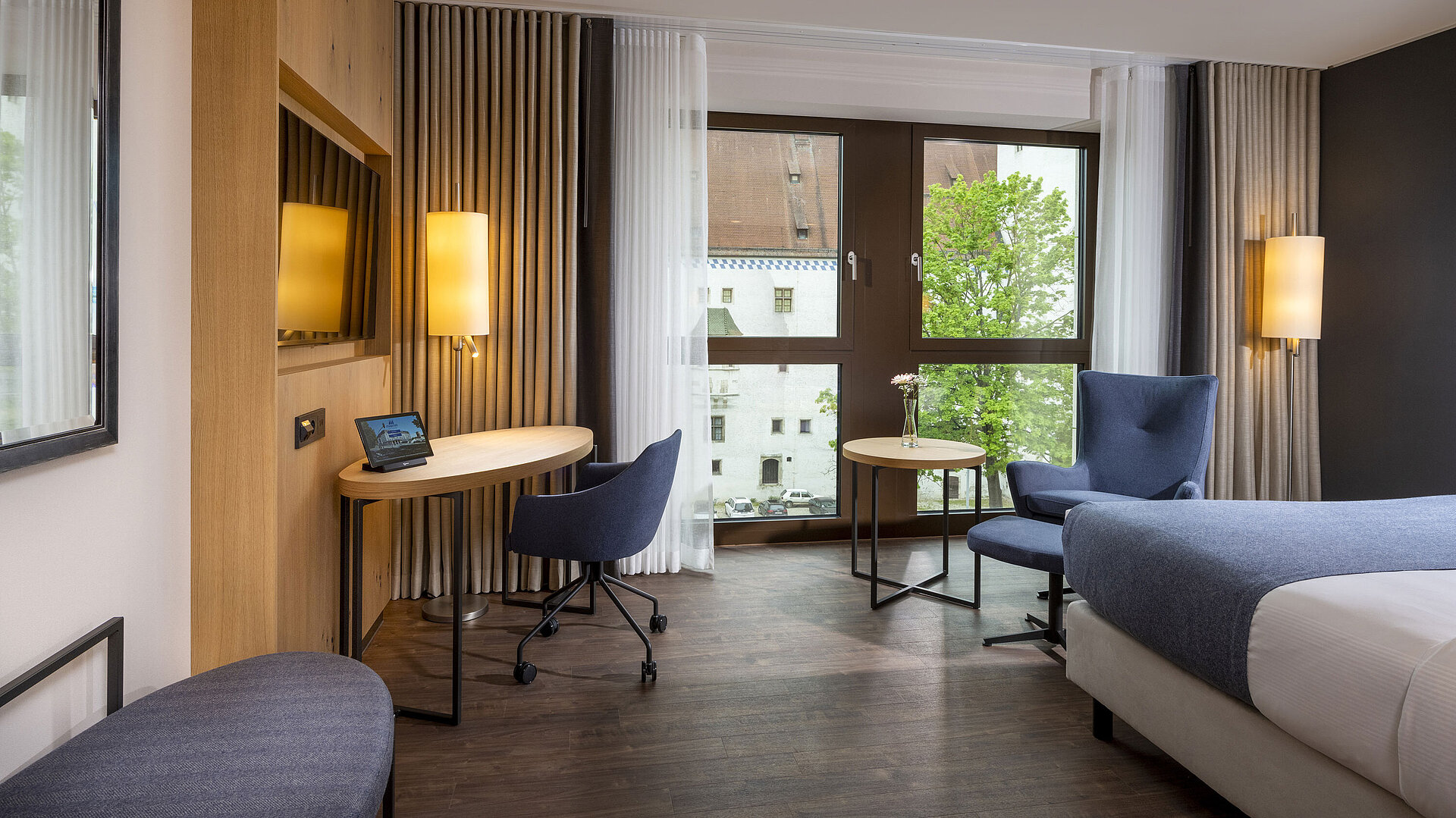 Modern eingerichtetes Hotelzimmer im Maritim Hotel Ingolstadt mit Schreibtisch und Blick auf die Stadt.