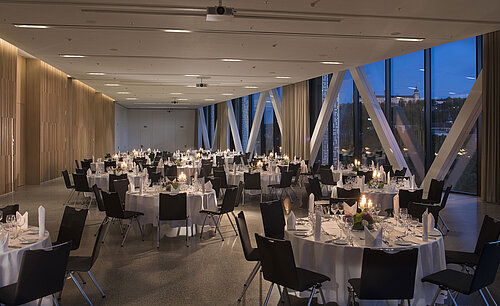Eleganter Veranstaltungsraum im Maritim Hotel Würzburg mit runden Tischen und Blick auf die Festung