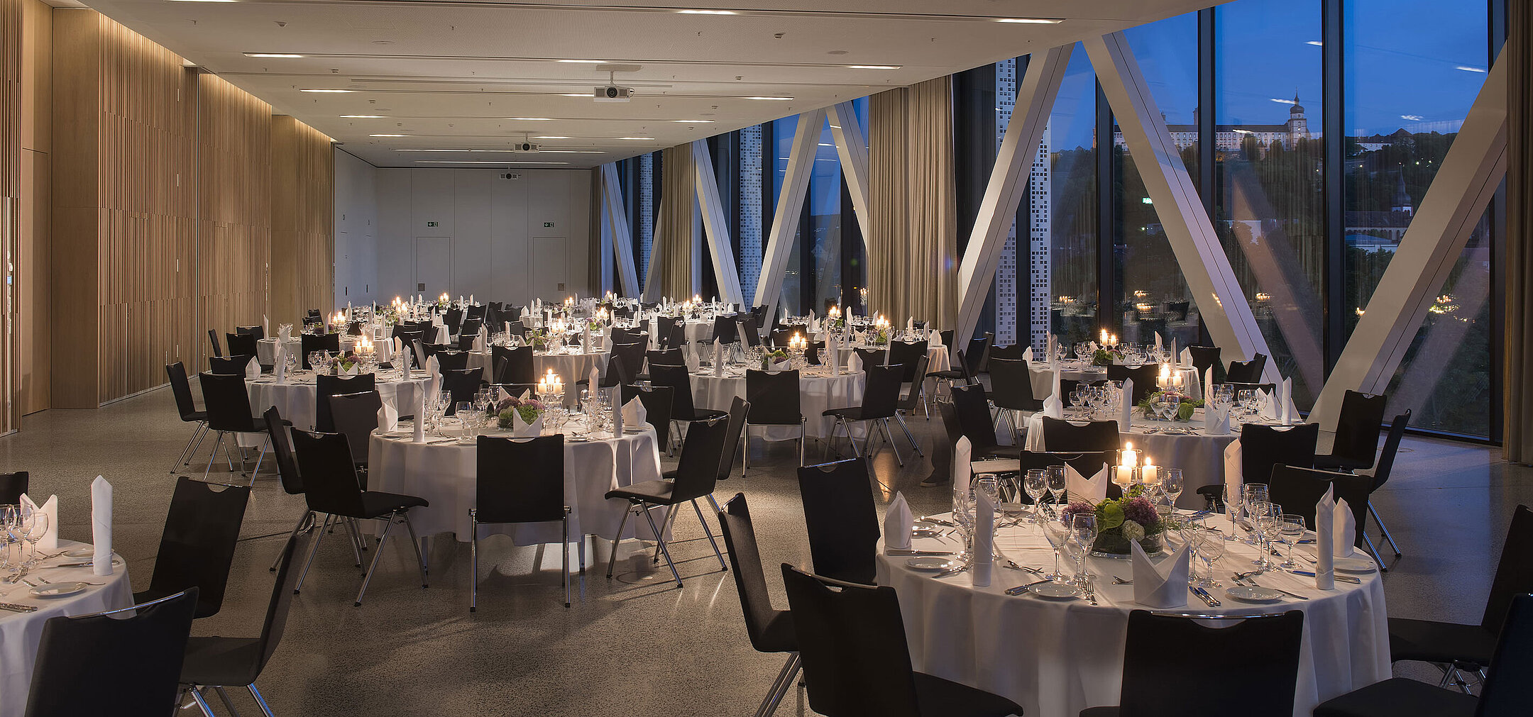 Tagungsraum Eleganter Veranstaltungsraum im Maritim Hotel Würzburg mit runden Tischen und Blick auf die Festung
