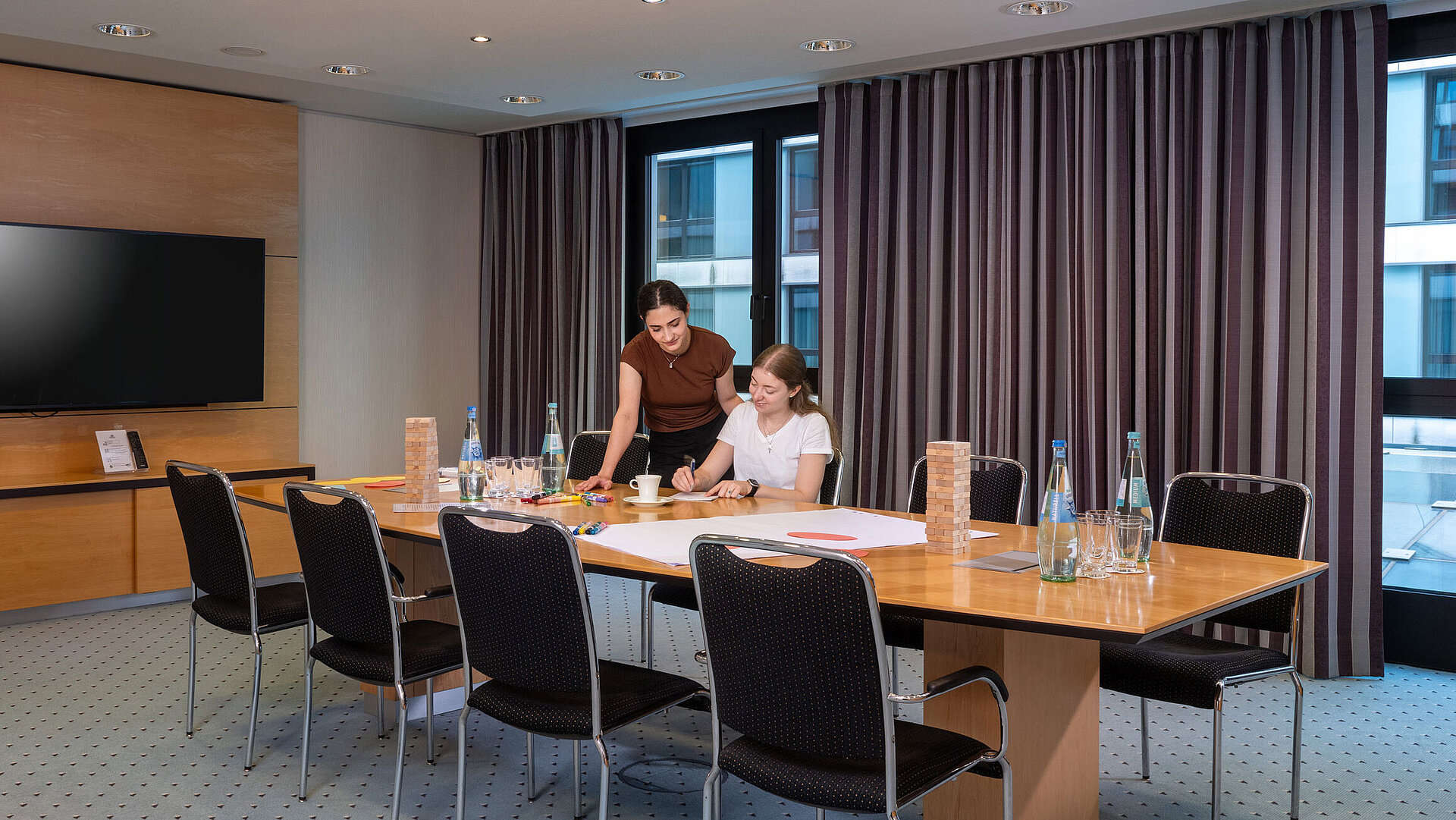 Boardroom Helsinki Konferenzraum mit großem Tisch für kreative Meetings im Maritim Hotel Düsseldorf