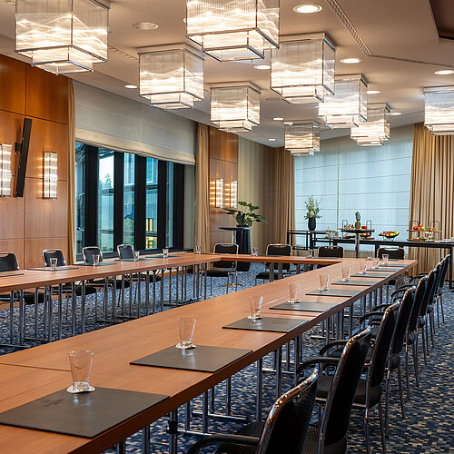 Heller Konferenzraum mit großen Fenstern und Catering im Maritim Hotel Düsseldorf