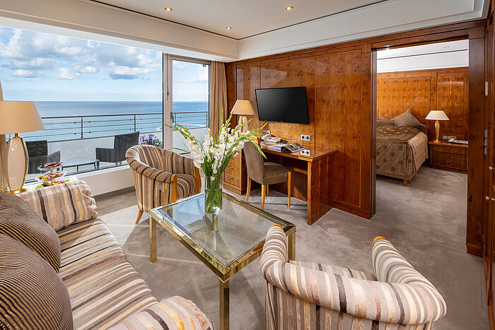 Geräumige Suite im Maritim Seehotel Timmendorfer Strand mit Wohnbereich, Schlafzimmer und Meerblick